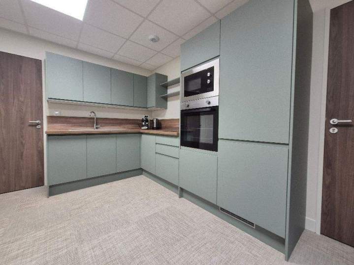 Fabrication, fourniture et pose de menuiseries intérieures